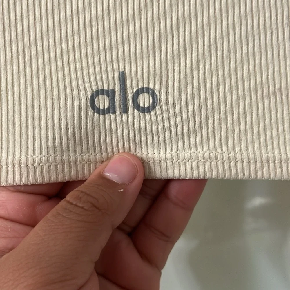 ALO Yoga Tan Cream Sleeveless Crop Tank Top